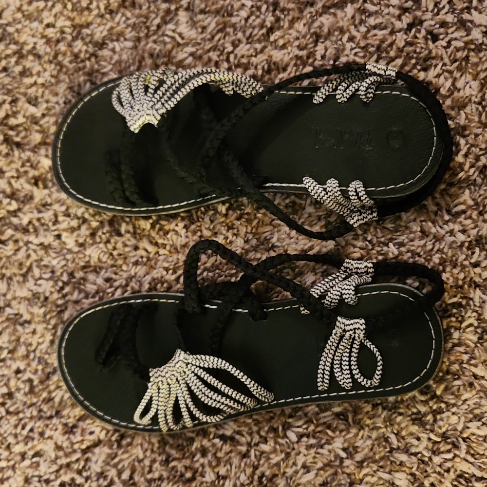 Plaka hand woven rope sz 9 black and white slip on flip flops
